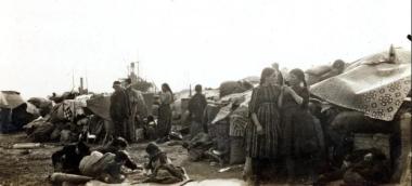 Πρόσφυγες περιμένουν τα πλοία κατασκηνωμένοι στην αποβάθρα της Ραιδεστού.