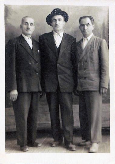 Murat Apostolidis (middle), born 1894 in Pontus.
