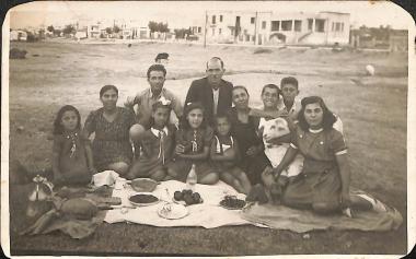Οικογενειακή Φωτογραφία οικ. Βελισαρίδου και Θεοδωρίδη, 1941
