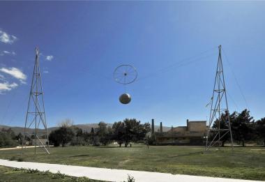 Δωδεκάκτινος τροχός ισορροπών σε συρματόσχοινα με αντίβαρο σφαίρα