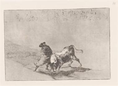 Ο μαθητευόμενος ματαδόρ από τη Φάλθες τυλιγμένος σε κάπα, ξεγελά τον ταύρο με στροβιλισμούς του