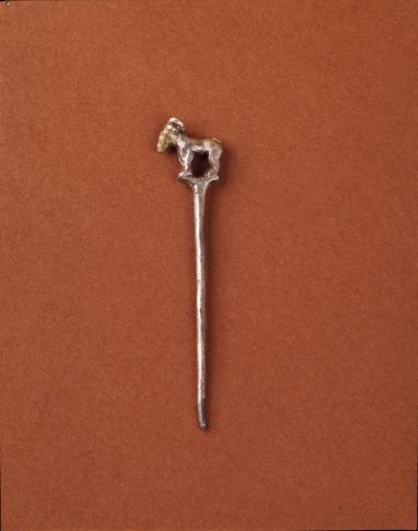 Αργυρή περόνη με κεφαλή σε σχήμα κριού