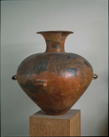 Υδρία με στιλβωτή διακόσμηση