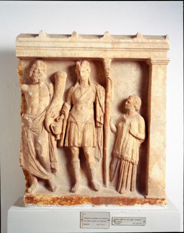 Μαρμάρινη αναθηματική στήλη με παράσταση Πλούτωνος, Διονύσου και ικέτιδος