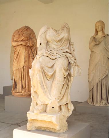 Μαρμάρινο άγαλμα Δήμητρας