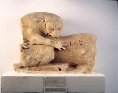 Μαρμάρινο ανάγλυφο σύμπλεγμα λιονταριού που σπαράσσει ελάφι