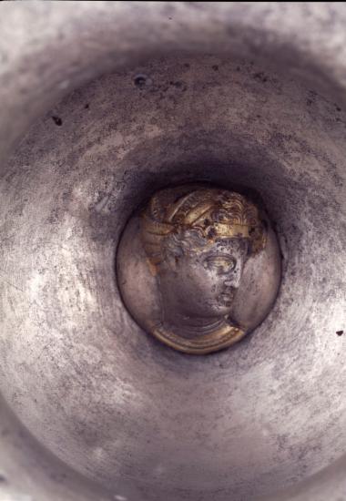 Ανάγλυφο επίχρυσο κεφάλι γυναίκας στο εσωτερικό ασημένιου κάλυκα