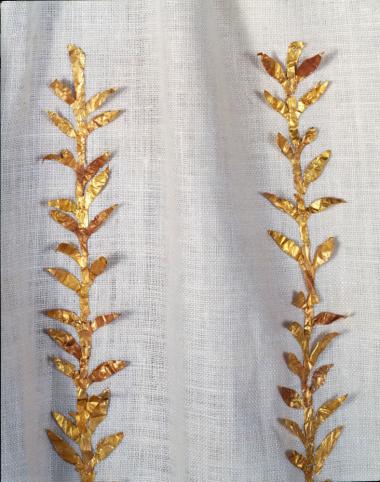 Χρυσά ελάσματα σε σχήμα κλαδιών που στόλιζαν το ένδυμα νεκρού