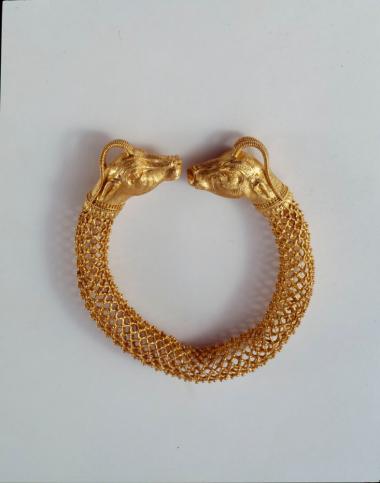 Χρυσό βραχιόλι τα άκρα του οποίου λήγουν σε κεφαλές αιγάγρων