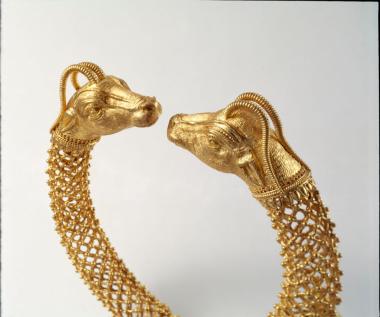 Χρυσό βραχιόλι τα άκρα του οποίου λήγουν σε κεφαλές αιγάγρων, λεπτομέρεια