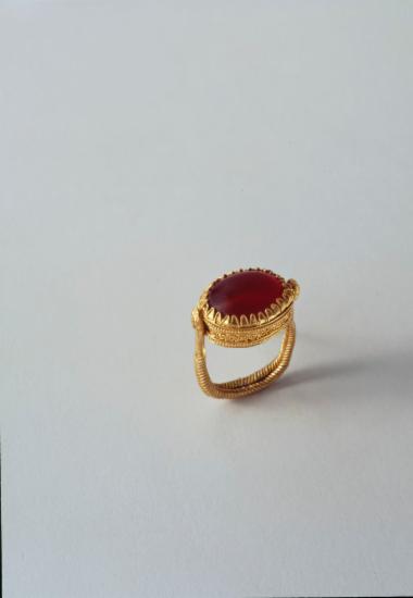 Χρυσό δαχτυλίδι με ημιπολύτιμο λίθο στη σφενδόνη