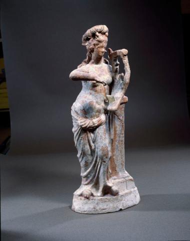 Πήλινο ειδώλιο ημίγυμνης γυναικείας μορφής με κιθάρα