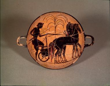 Μελανόμορφη κύλικα με παράσταση αναβάτη και άρματος στο εσωτερικό