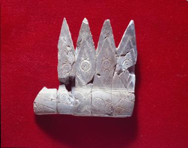 Ελεφαντοστέινο διάδημα με γεωμετρικές εγχάρακτες διακοσμήσεις