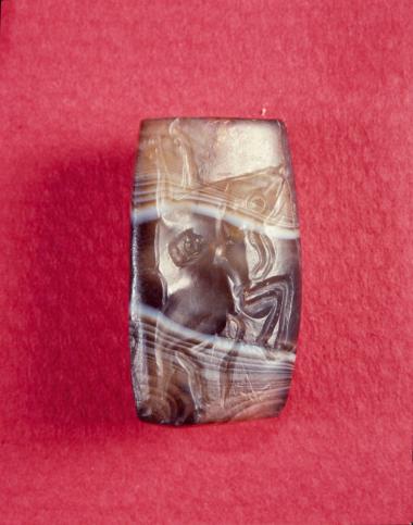 Μυκηναϊκός σφραγιδόλιθος από αχάτη με σκηνή ταυροκαθαψίων