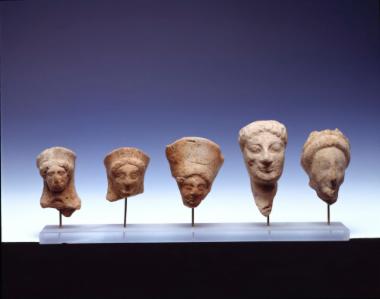 Πήλινες κεφαλές αγαλματίων που απεικονίζουν πιθανότατα την Περσεφόνη