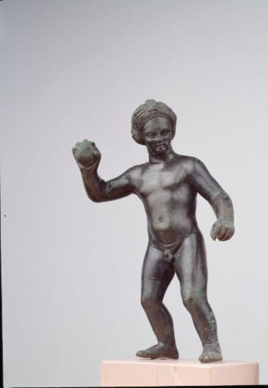 Χάλκινο αγαλμάτιο αγοριού που κρατά σφαίρα