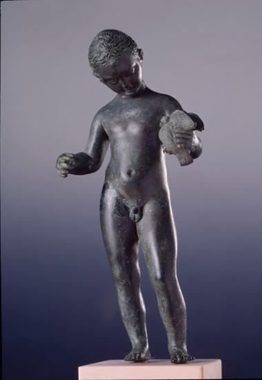 Χάλκινο αγαλμάτιο αγοριού που κρατά περιστέρι