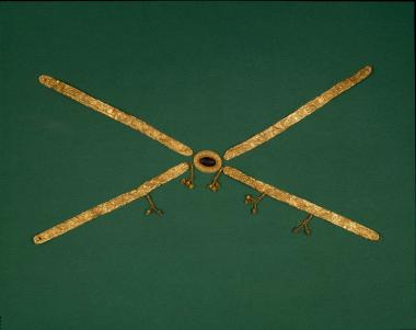 Επιστήθιο ταφικό κόσμημα από τέσσερις ταινίες που συνδέονται με μετάλλιο με πολύτιμο λίθο με παράσταση Απόλλωνα κιθαρωδού