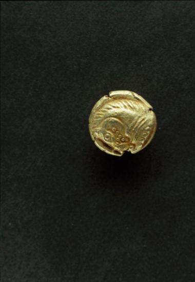 Αρχαϊκό νόμισμα της γειτονικής Αργίλου από ήλεκτρο με κεφαλή Πηγάσου στον εμπροσθότυπο. Στον οπισθότυπο έγκοιλο τετράγωνο ν