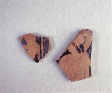 Ερυθρόμορφα όστρακα με απεικόνιση σατύρου και πιθανότατα Αθηνάς