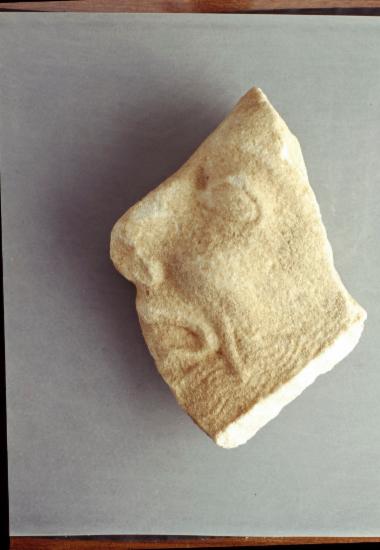 Τμήμα μαρμάρινου αρχαϊκού αναγλύφου με ανδρική ηενειοφόρο μορφή