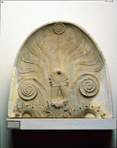 Μαρμάρινη ανάγλυφη ανθεμωτή επίστεψη επιτύμβιας στήλης.