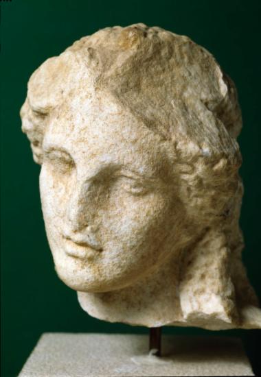Μαρμάρινη κεφαλή γυναικείου αγάλματος από την Καλλιθέα Χαλκιδικής.