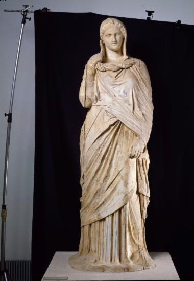 Μαρμάρινο γυναικείο άγαλμα στον τύπο της μεγάλης Ηρακλειώτισσας.