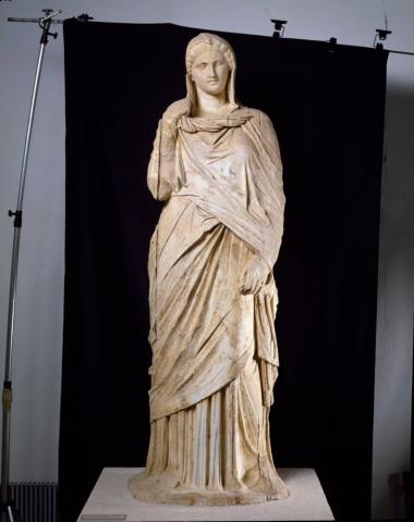 Μαρμάρινο γυναικείο άγαλμα στον τύπο της μεγάλης Ηρακλειώτισσας.