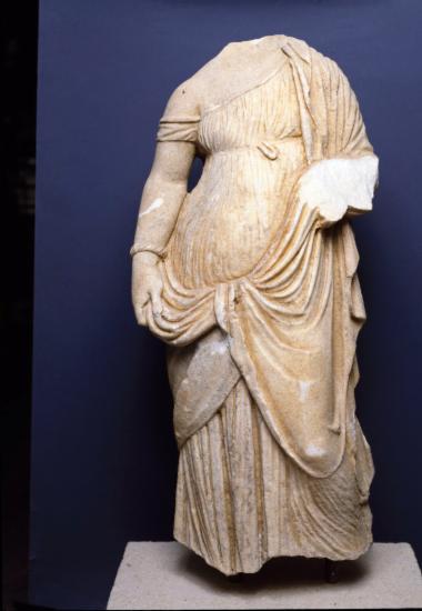 Μαρμάρινο ακέφαλο άγαλμα γυναικείας μορφής.