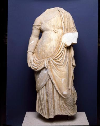 Μαρμάρινο ακέφαλο άγαλμα γυναικείας μορφής.