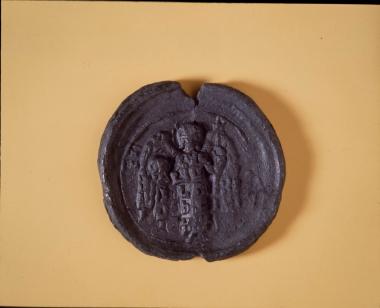 Δίπαιστο μολυβδόβουλλο από την ανασκαφή στον περιβάλλοντα χώρο του Μητροπολιτικού Μεγάρου Άρτας.