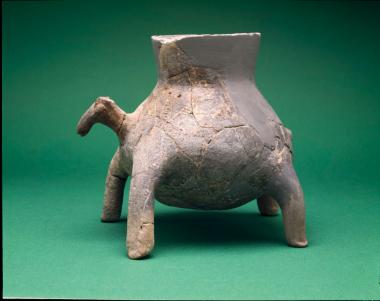 Πήλινο ζωόμορφο τεφροδόχο αγγείο.