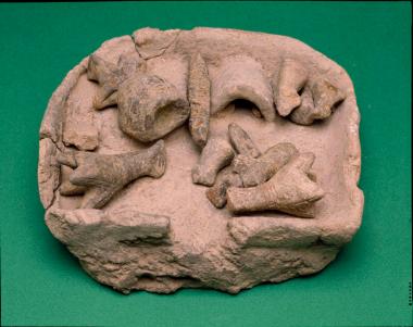 Πήλινο πρόπλασμα οικίσκου με ειδώλια.