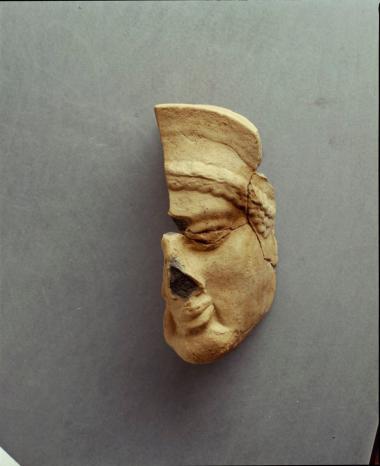 Τμήμα μεγάλης πήλινης κεφαλής