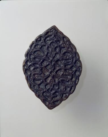 Αμφιπρόσωπη μήτρα, μοτίβο συμπλεκόμενων φυλλοφόρων ΣΤ 96