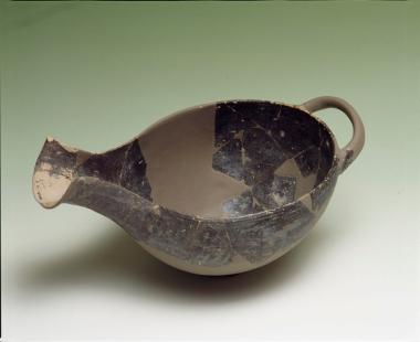 Πήλινη ραμφόστομη φιάλη. Προέλευση: Αγία Μαρίνα. ΠΕ