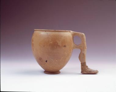 Πρωτογεωμετρικό αγγείο τοπικού εργαστηρίου της Ερέτριας με λαβή σε σχήμα ποδιού