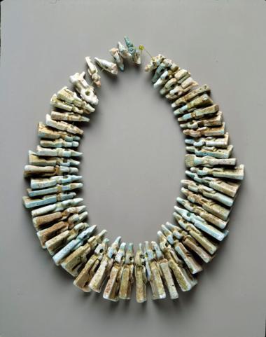 Περιδέραιο από φαγεντιανή με χάντρες που εικονίζουν την Ίσιδα και τον Ώρο