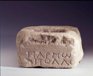 Επιγραφή σε βάθρο αγάλματος αφιερωμένο στον Απόλλωνα