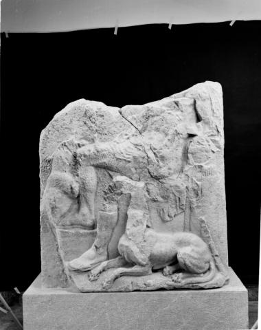 Μαρμάρινη επιτύμβια στήλη κυνηγού