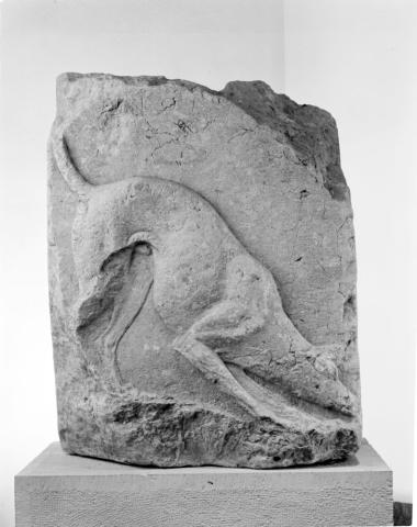 Επιτύμβιος κύβος με παράσταση σκύλου