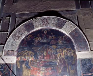Παρηγορήτισσα. Η Κοίμηση της Θεοτόκου, τοιχογραφία στη δυτική πλευρά του κυρίως ναού. Στο άνω μέρος το τόξο με την κτητορικη επιγραφή.