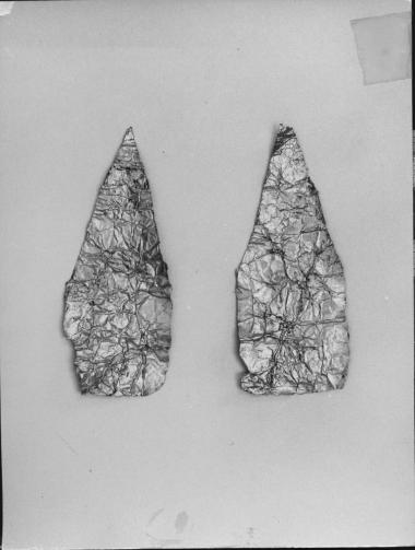 Δύο φυλλόσχημα χρυσά ελάσματα