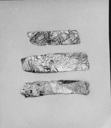 Τρία κομμάτια χρυσής ταινίας