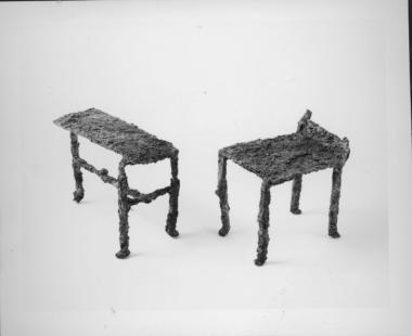 Σιδερένιο ομοίωμα καθίσματος (κλισμού) και σιδερένιο ομοίωμα τριποδικής τράπεζας