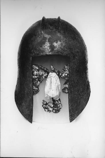 Κομμάτια επίχρυσης μάσκας και χάλκινο κράνος “ιλλυρικού” τύπου