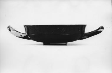 Αττική μελαμβαφής κύλικα τύπου Ρήνειας με εμπίεστη και χαρακτή διακόσμηση