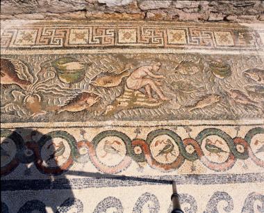 Βασιλική Α (Δουμετίου). Ψηφιδωτό δάπεδο του βόρειου παστοφορίου, λεπτομέρεια.